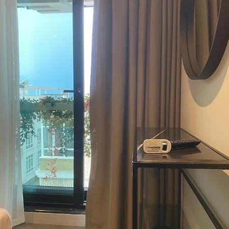 Hotel In The Middle 3*