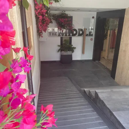 Hotel In The Middle 3*