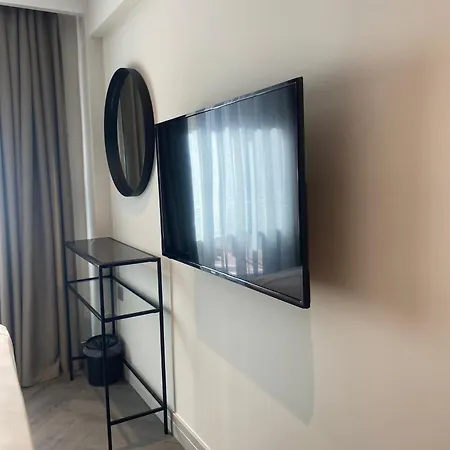 Hotel In The Middle 3*