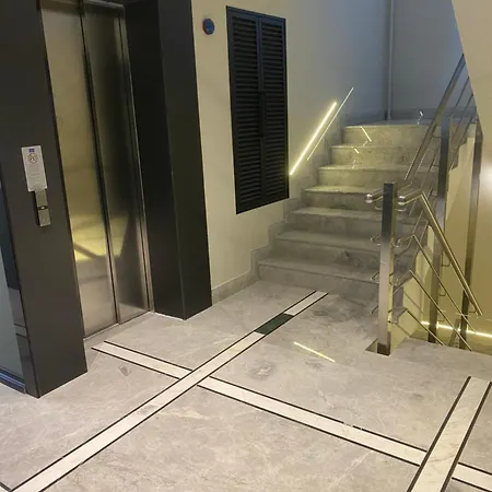 Hotel In The Middle 3*