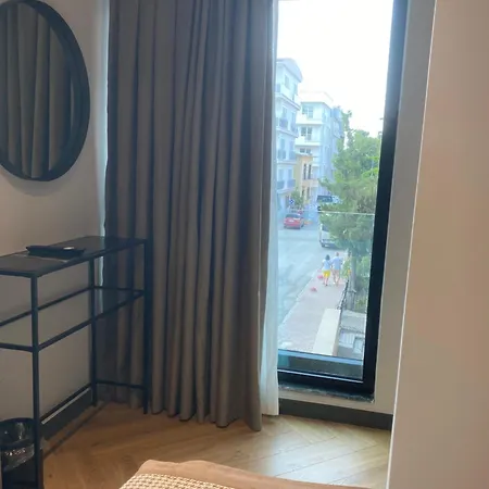 Hotel In The Middle 3*